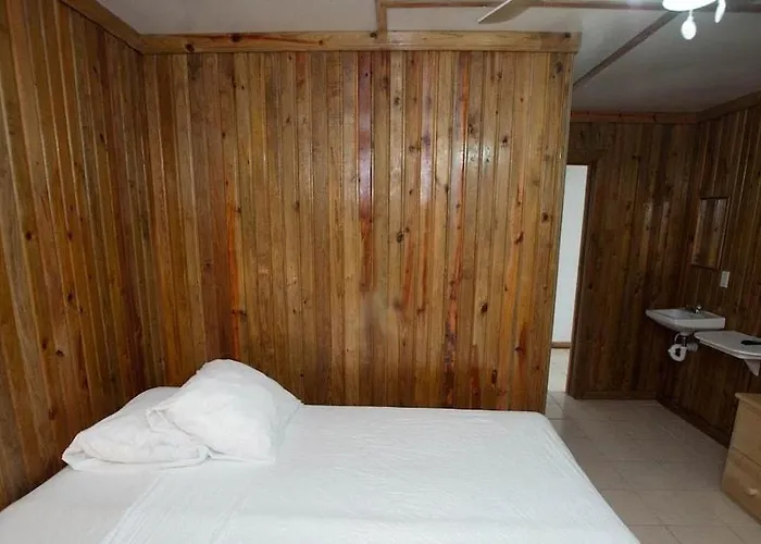 Hostel Pedro's & *